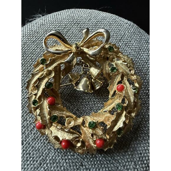 Vintage ART Brooch Wreath Christmas Rhinestone Signed Holiday Pin Art To Wear - Picture 1 of 6